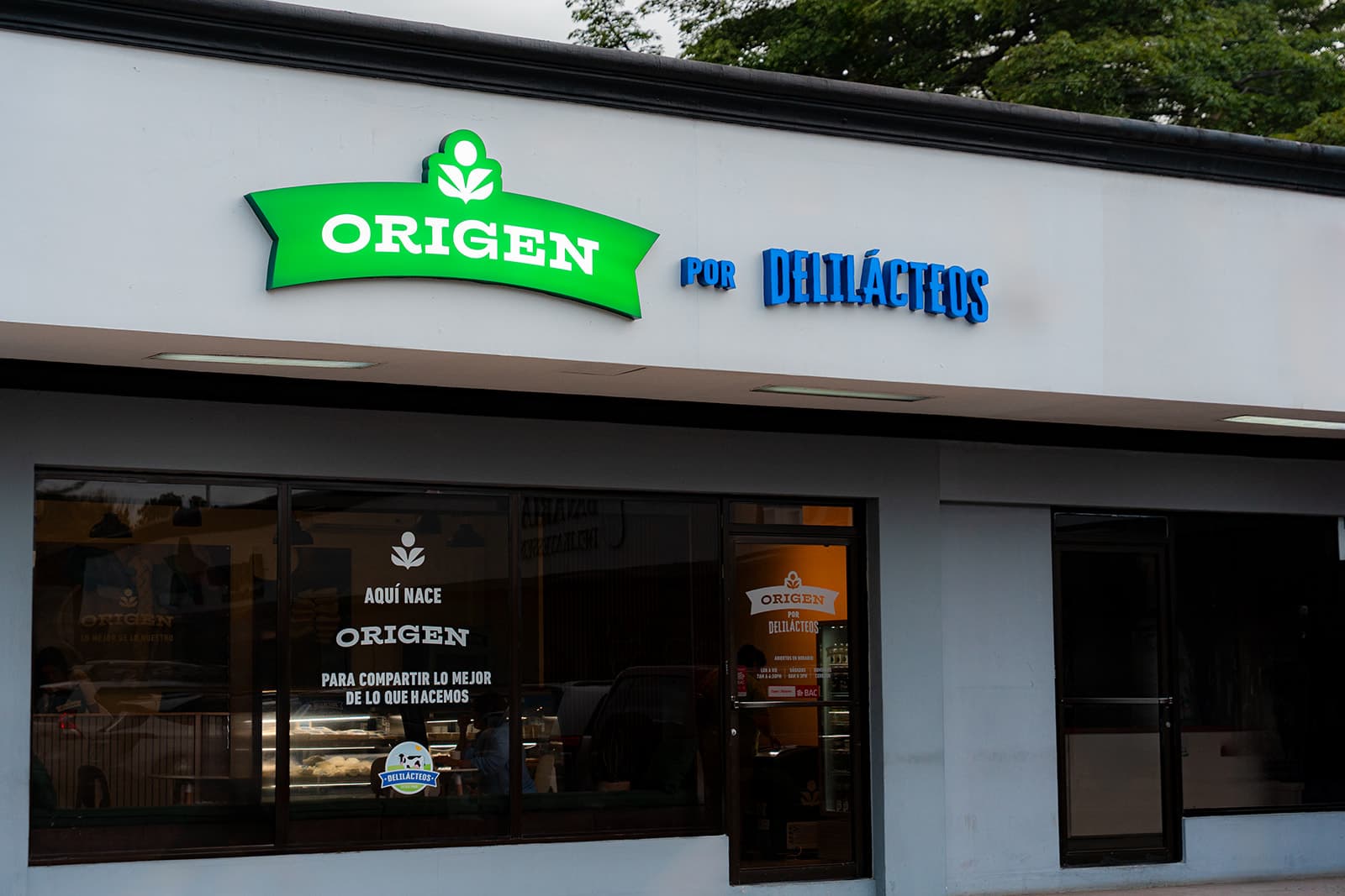 Fachada de Tienda Origen por Delilácteos